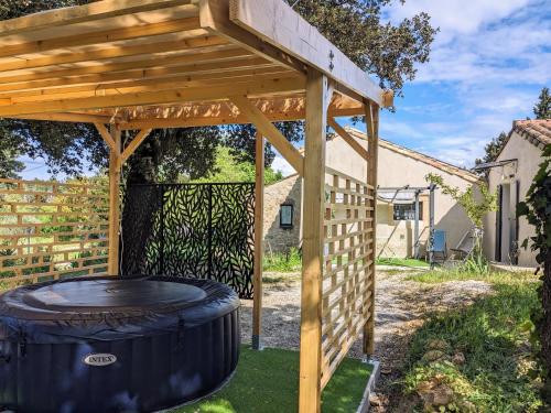 Studio du petit caillou en Drôme provençale , jacuzzi privatif en supplément (Studio du petit caillou en Drome provencale , jacuzzi privatif en supplement) in Saint-Restitut