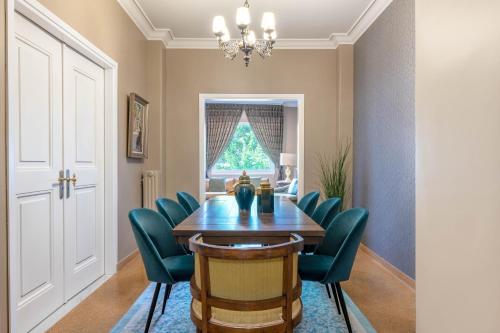 Exclusive Acropolis 4BDR Large Residence, Афины