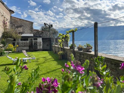 Villa Pace - Garden with Private Lake Access, Gargnano