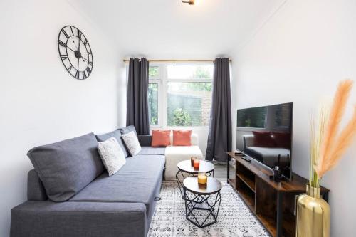 Comfortable 2BR Battersea Steps to Clapham St, Лондон