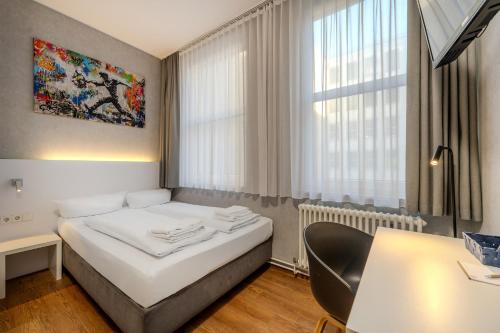 mk bed & breakfast berlin Room Type - French Room