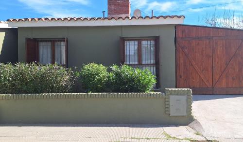 La casa, alquiler temporario - casa completa con cochera y patio- parrilla