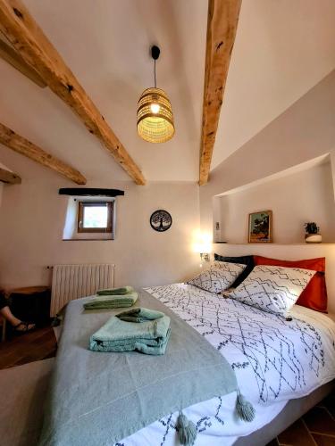 Mas de Boissière - Chambres d'hôtes avec piscine et jacuzzi (Mas de Boissiere - Chambres d'hotes avec piscine et jacuzzi) in Cros