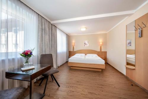 Double Room with Garden View image 10