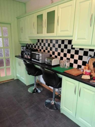 The Railway Lodge - 4 Bedrooms Sleeps 11 Pets Ok in Clare