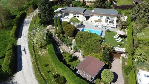 Idyllischer Ferienbungalow in ruhiger Lage mit Pool und großen Garten in Rastenberg, Deutschland