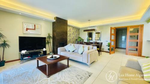 Shared lounge/TV area, Green Lodge - Pestana Golf - Big Terrace - Pool in Estombar