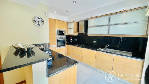 Kitchen, Green Lodge - Pestana Golf - Big Terrace - Pool in Estombar