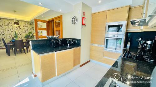 Kitchen, Green Lodge - Pestana Golf - Big Terrace - Pool in Estombar