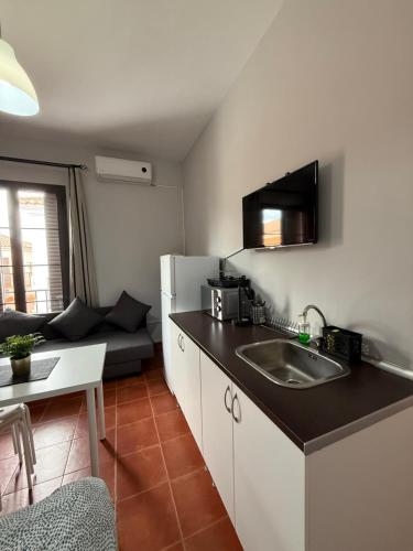 Estudio familiar con baño compartido SEVILLA DELUXE LOS ROSALES (Estudio familiar con bano compartido SEVILLA DELUXE LOS ROSALES) in Tocina