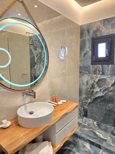 Queen Suite with Spa Bath image 7