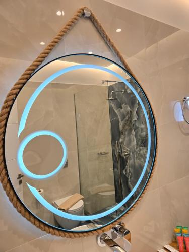 Queen Suite with Spa Bath image 6
