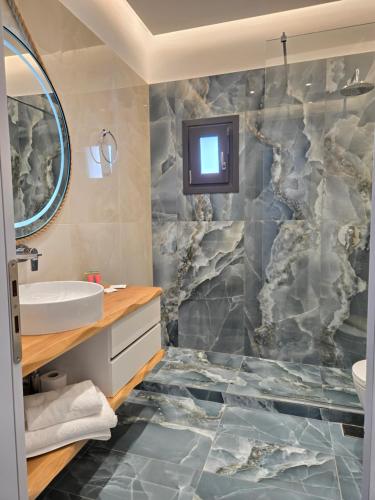 Queen Suite with Spa Bath image 5