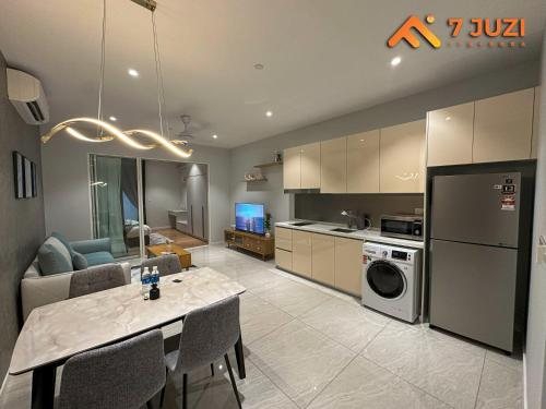 KL/118 TOWER view Luxury Cozy Suite Netflix 1080HD - image 12
