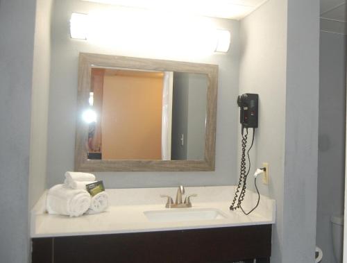 Suite with Two Queen Beds, Fireplace and Spa Bath