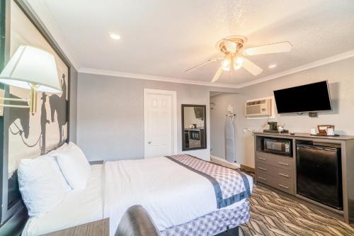 Purple Sage Motel - image 13