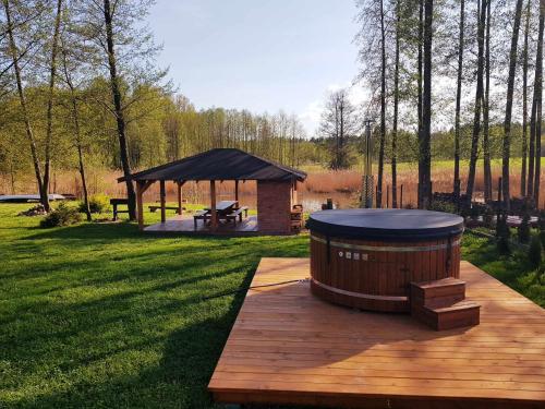 Domek Wypoczynkowy Zacisze w Makosiejach z dostępem do rzeki, z balią i jacuzzi (Domek Wypoczynkowy Zacisze w Makosiejach z dostepem do rzeki, z balia i jacuzzi) in Lisewo