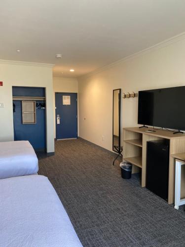 Queen Room with Two Queen Beds and Roll-In Shower - Mobility Access