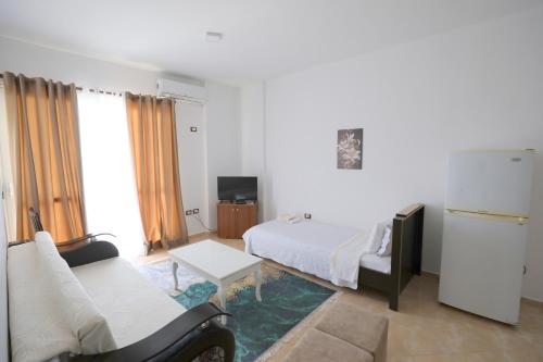 One-Bedroom Apartment with Balcony and Sea View image 5