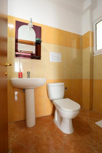 One-Bedroom Apartment with Balcony and Sea View image 3