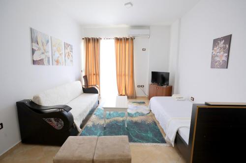 One-Bedroom Apartment with Balcony and Sea View image 4