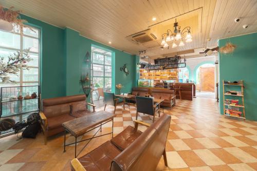 Shared lounge/TV area, Chengdu Nova Traveller Lodge in Chengdu