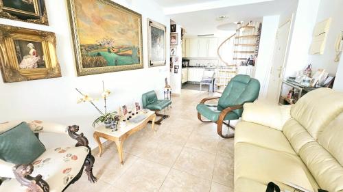 The Panoramic Penthouse of Art in ตอเรมวยเย