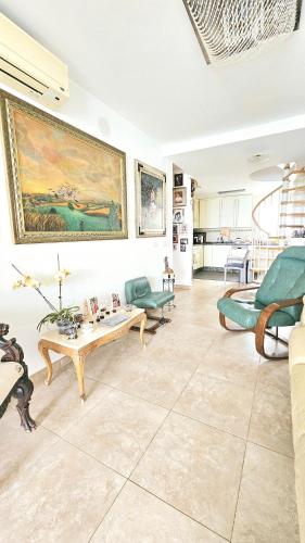 The Panoramic Penthouse of Art in ตอเรมวยเย