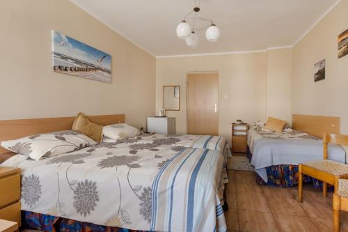 3 twin beds