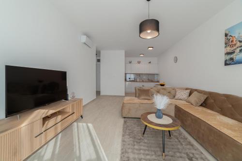 MM Apartments Brown