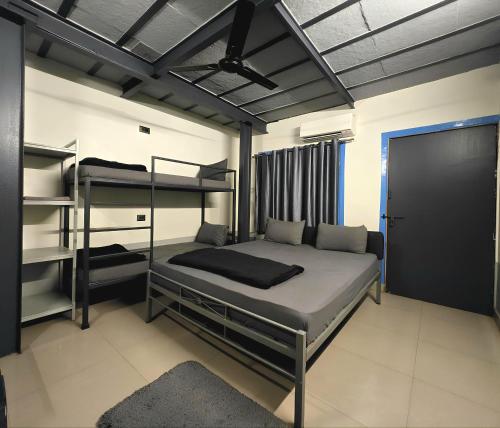 1 double bed, 1 bunk bed