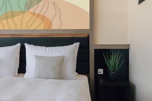 Standard Twin Room image 6