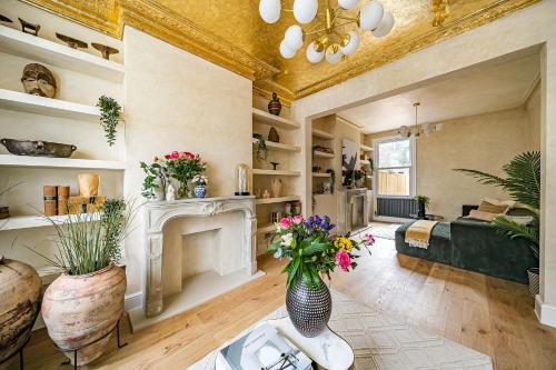 Lavish Maida Vale Townhouse Sleeps up to 8 with Patio & Office - Open to short & long term lets, Londyn