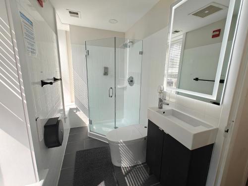 Zuhanyzó, I Street Capsule Hostel near Nemzetközi Kém Múzeum