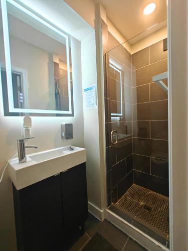 douche, I Street Capsule Hostel near National Museum of the American Indian