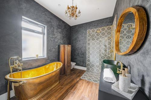 Lavish Maida Vale Townhouse Sleeps up to 8 with Patio & Office - Open to short & long term lets, London (photo 6)