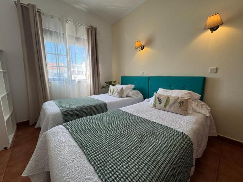 4 twin beds