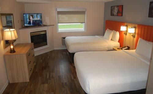 Suite with Two Queen Beds, Fireplace and Spa Bath image 10
