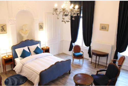 Hôtel Le 43 (Hotel Le 43) in ลุกเซย-เล-แบ็ง