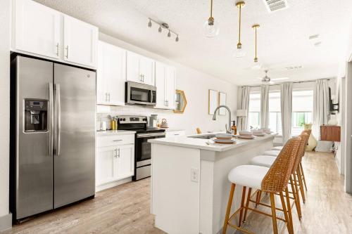 Elegant Downtown Retreat | King Bed & Pearl Close - San Antonio, TX