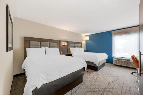 2 queen beds