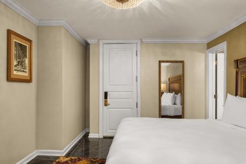 Deluxe King Room image 4