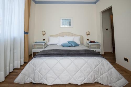 Double or Twin Room image 4