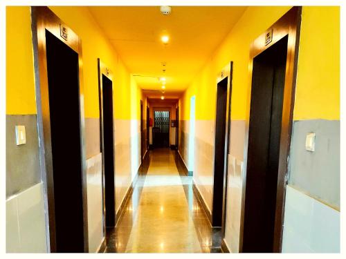Ujjain Hotel Teerupati - Inn Near Shri Mahakaleshwar Jyotirlinga Temple - Fully Air Conditioned Room - Miniatura 4