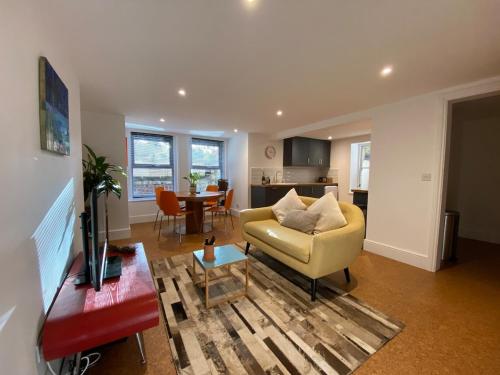 Spacious Double Apartment in Folkestone with parking, Folkestone