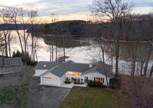 Rare Flat Lot wBeautiful Views Dock Hot Tub in Winchester 