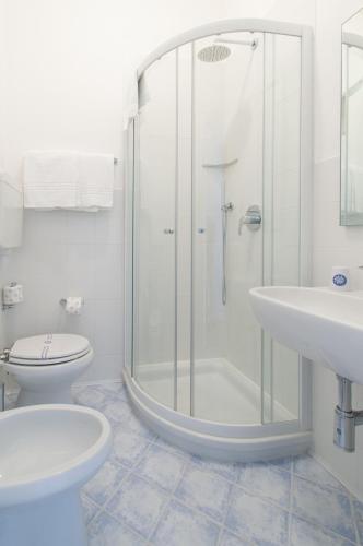 Double or Twin Room image 8