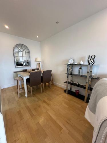 Liverpool 2 bed City, River Mersey View Apartment, sleeps 5, FREE parking, Liverpool (photo 8)