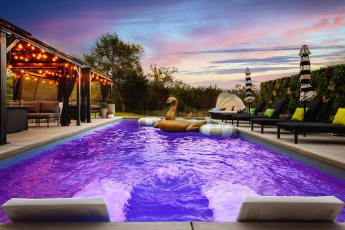 Designer Home with Hot Tub BBQ & Hill Views