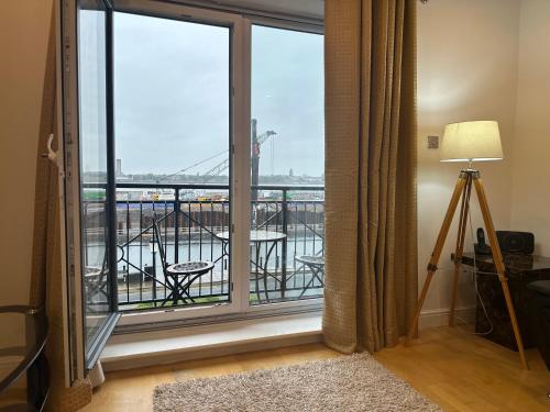 Liverpool 2 bed City, River Mersey View Apartment, sleeps 5, FREE parking, Liverpool (photo 9)